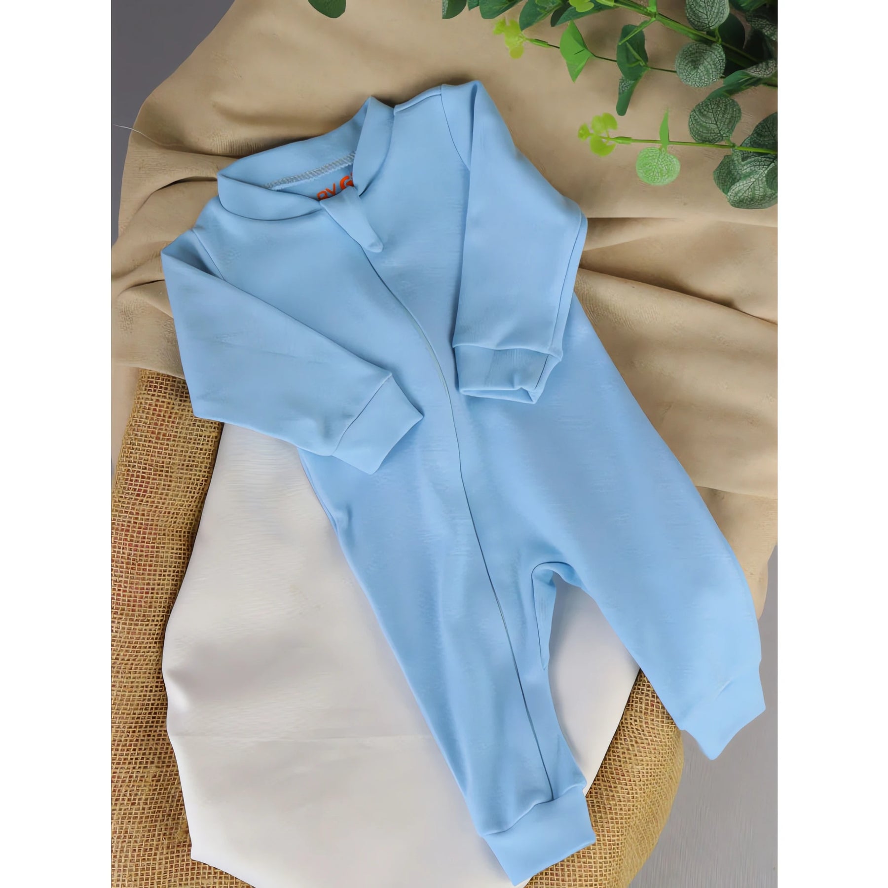 Macacão de Bebê Minimalista com Zíper em azul claro, confortável e prático para o dia a dia.