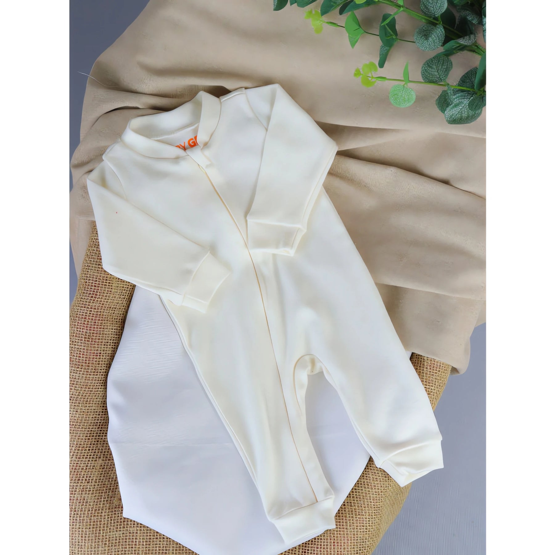 Macacão de Bebê Minimalista com Zíper em tom claro, ideal para conforto e estilo infantil