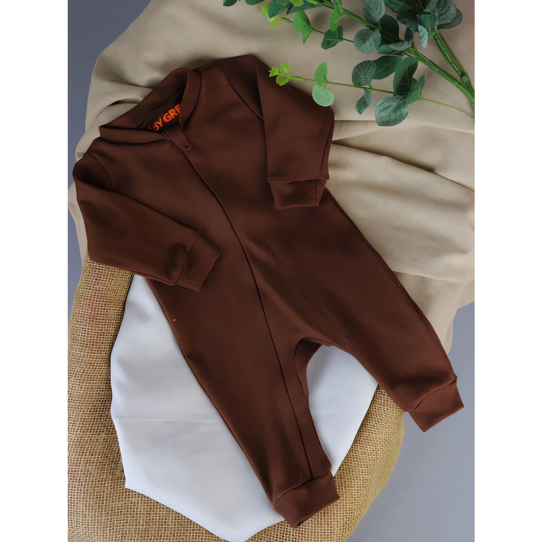 Macacão de Bebê Minimalista com Zíper em tom marrom, ideal para pais que buscam conforto e estilo.