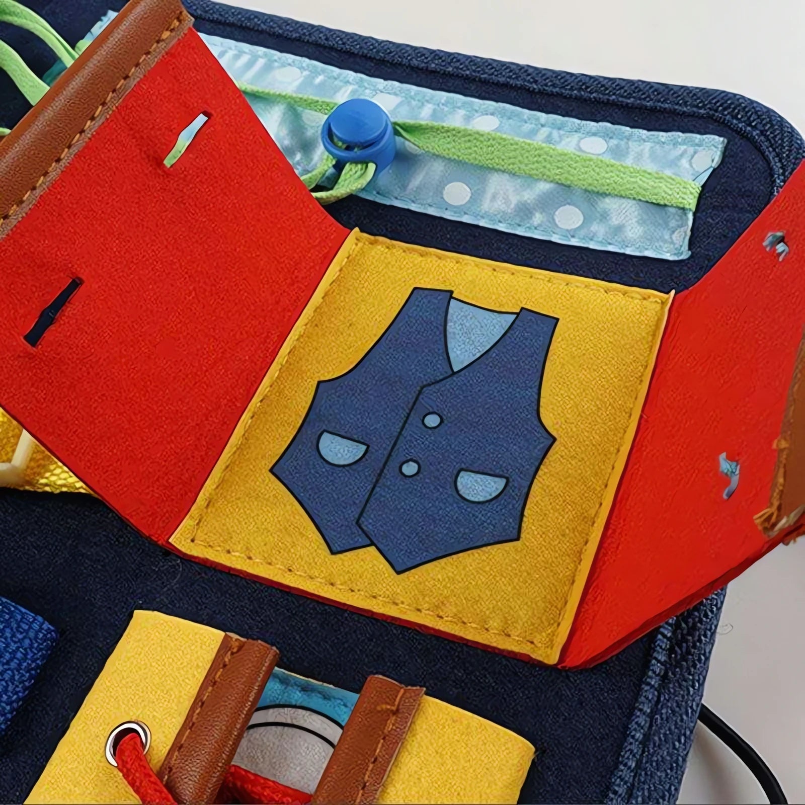 Detalhe interno da Maleta Infantil de Habilidade com painel colorido e atividades lúdicas para crianças