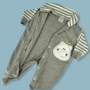 Macacão Suedine Bebê cinza com estampa de urso e detalhes listrados nas mangas