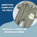 Macacão Suedine Bebê cinza com abertura completa para facilitar a troca de roupas do bebê
