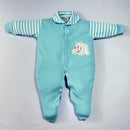 Macacão Suedine Bebê azul com estampa de coelhinho e mangas listradas para conforto e estilo