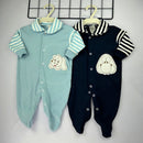 Conjunto de dois macacões suedine bebê, com cores azul e marinho e detalhes com personagens fofos