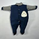 Macacão Suedine Bebê em azul com estampa listrada e detalhe de personagem na parte frontal