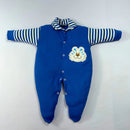 Macacão Suedine Bebê em azul com estampa de tigre e detalhes listrados para conforto e estilo