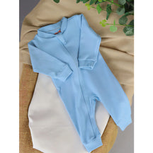 Macacão de Bebê Minimalista com Zíper em azul claro, confortável e prático para o dia a dia.