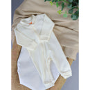 Macacão de Bebê Minimalista com Zíper em tom claro, ideal para conforto e estilo infantil