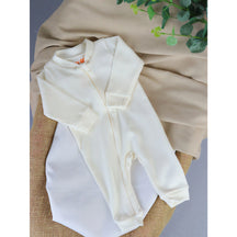 Macacão de Bebê Minimalista com Zíper em tom claro, ideal para conforto e estilo infantil