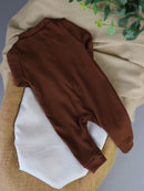 Macacão de Bebê Minimalista com Zíper em tom marrom, ideal para conforto e estilo infantil.