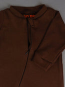 Macacão de Bebê Minimalista com Zíper em tom marrom escuro, ideal para conforto e estilo