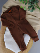 Macacão de Bebê Minimalista com Zíper em marrom, ideal para conforto e facilidade na hora de vestir