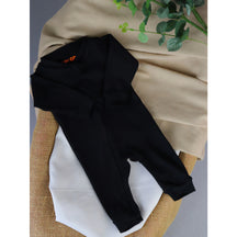 Macacão de Bebê Minimalista com Zíper em preto, perfeito para conforto e estilo infantil