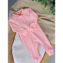 Macacão de Bebê Minimalista com Zíper em rosa claro, ideal para conforto e estilo infantil.