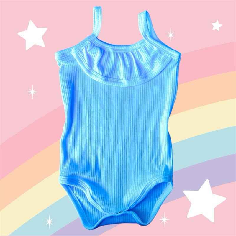 Body SweetBaby Alcinha azul com detalhe de babado em fundo colorido e alegre