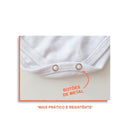 Detalhe do BodyBaby Personalizado branco com botões de metal para maior praticidade e resistência