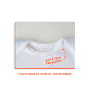 Detalhe do decote gola tipo envelope do BodyBaby Personalizado para facilitar vestir o bebê
