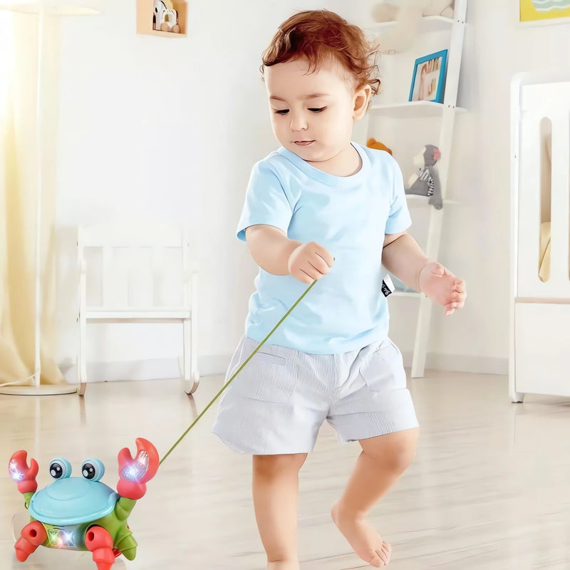 Criança brincando com o Caranguejo Fujão Musical colorido e interativo, puxando com a corda
