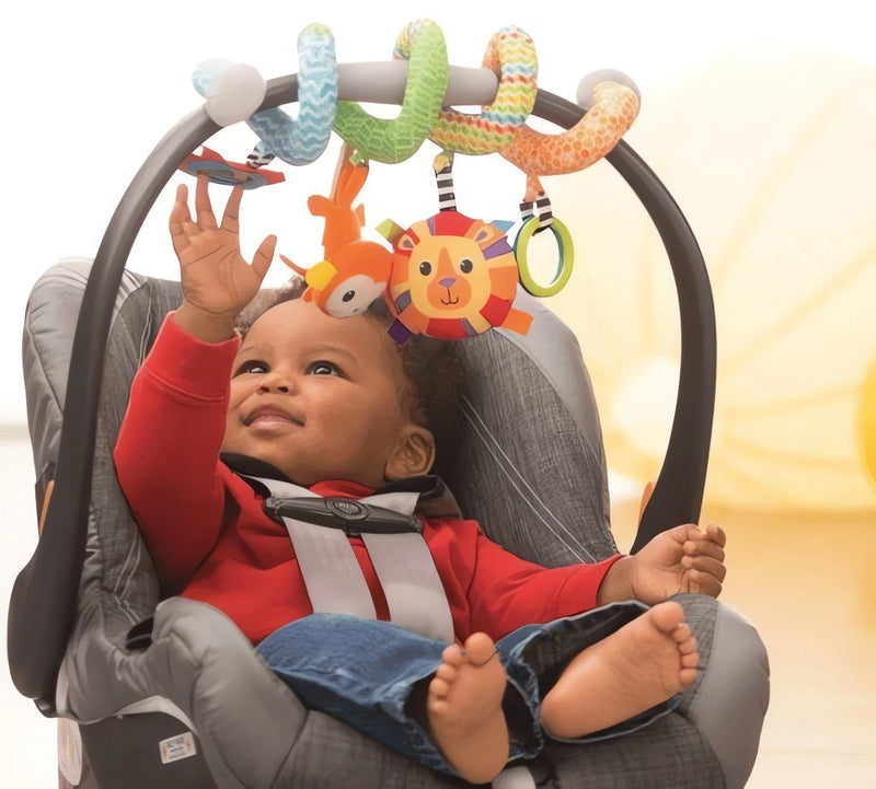Centopeia para Bebês colorida pendurada em carrinho com bebê sorridente alcançando os brinquedos