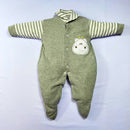 Macacão Suedine Bebê cinza com mangas listradas e detalhe de estampa de animal na parte da frente