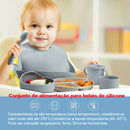 Bebê usando Conjunto Introdução Alimentar 8 Peças para Bebês em silicone cinza com pratos e utensílios