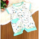 Conjunto verão bebê menino com camisa branca e macacão estampado de bichinhos e bolsinhos azuis