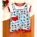 Conjunto verão bebê menino com estampa divertida de barcos e listras em azul e vermelho