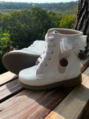 Coturno Infantil Feminino em branco com laço e pompons, ideal para crianças estilosas