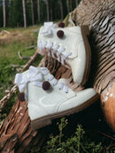 Coturno Infantil Feminino Branco com Laço e Pompons, ideal para looks divertidos e estilosos