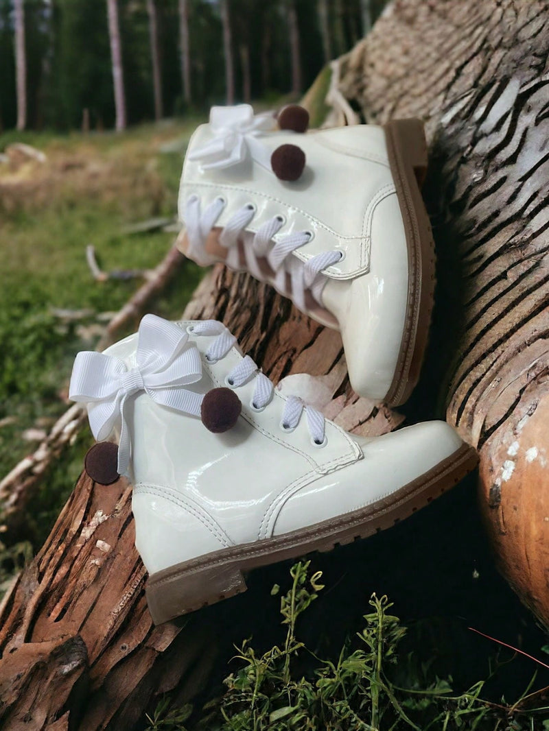 Coturno Infantil Feminino Branco com Laço e Pompons, ideal para looks divertidos e estilosos