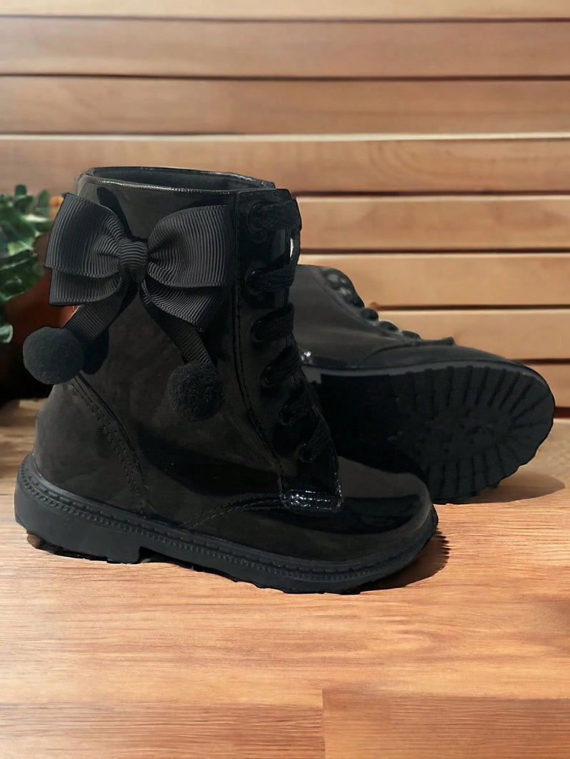 Coturno Infantil Feminino preto com laço e pompons, ideal para o estilo das pequenas