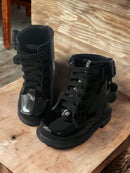 Coturno Infantil Feminino preto em verniz com cadarços e detalhes em relevo