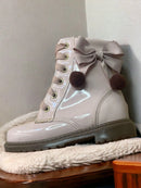 Coturno Infantil Feminino em tom rosa claro com laço e pompons decorativos