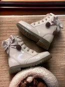 Coturno Infantil Feminino rosa com laços e pompons, ideal para looks modernos e confortáveis