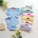 Kit BabyEssencial 10 Peças com roupas infantis em várias cores, incluindo azul, rosa e amarelo