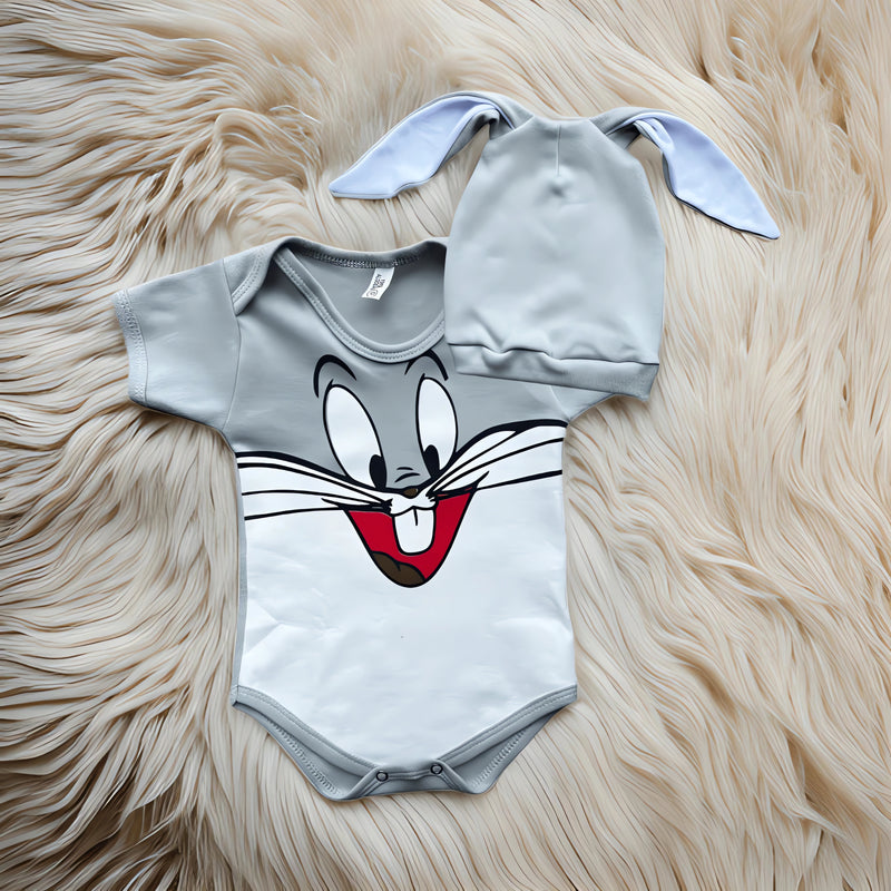 Kit Body com estampa do personagem Pernalonga e touca cinza para bebês da Meu Cheirinho Bom