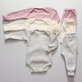 Kit body manga longa bebê com peças em rosa, branco e cinza para conforto do recém-nascido