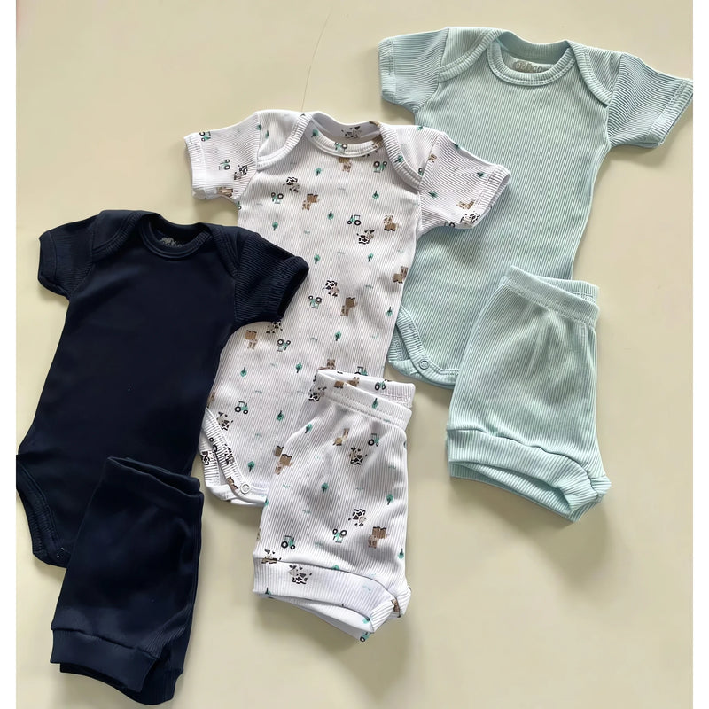 Kit body manga longa bebê com três bodies e duas calças em tons variados e estampas divertidas