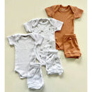 Kit body manga longa bebê com 3 peças: 2 bodies brancos e 1 body laranja com shorts combinando