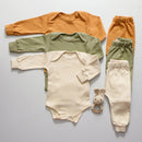 Kit body manga longa bebê com três peças em cores suaves e uma calça combinando.