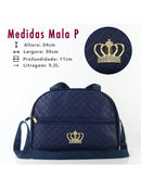 Kit Bolsa Saída Maternidade em azul com detalhes em coroa e medidas de 24x30x11cm