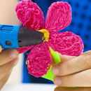 Pessoas criando uma flor colorida com um Kit de Refil Filamento ABS durante uma atividade artesanal