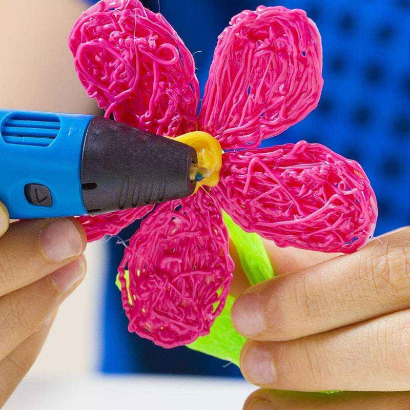 Usuário criando uma flor colorida com caneta 3D usando Kit de Refil Filamento ABS para artesanato