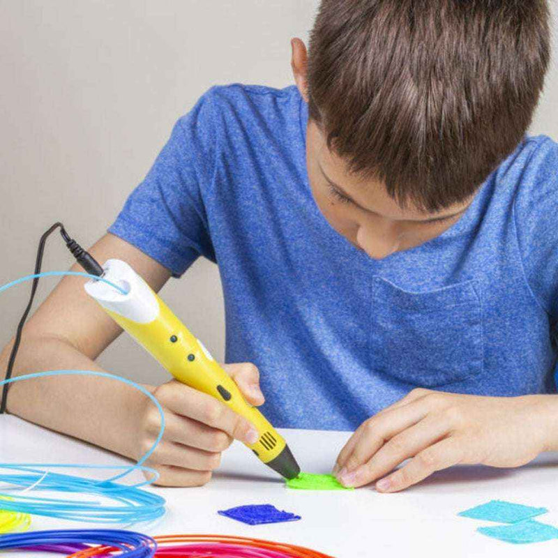 Criança usando uma caneta 3D colorida com Kit de Refil Filamento ABS em mesa de trabalho