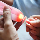 Lixa de Unhas Elétrica para Bebê em uso, mostrando cuidado com as unhas do bebê e luz de segurança