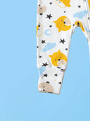 Macacão Infantil com estampas de ursos e estrelas em fundo azul, perfeito para o conforto das crianças