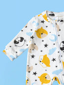 Macacão Infantil com estampa de animais fofinhos em fundo branco e detalhes coloridos