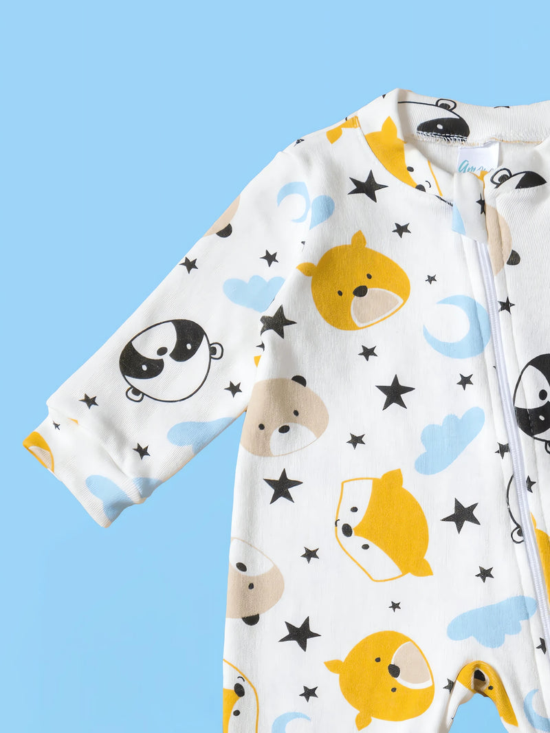 Macacão Infantil com estampa de animais fofinhos em fundo branco e detalhes coloridos