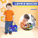 Criança segurando a Maleta Sensorial Montessori colorida, fácil de carregar, estimulando a criatividade.