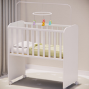 Mini Berço Ternurinha em branco com móveis giratórios e colcha verde clara para bebês